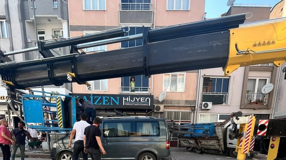 İnegöl’de Taşıma Asansörü Minibüsün Üzerine Düştü!