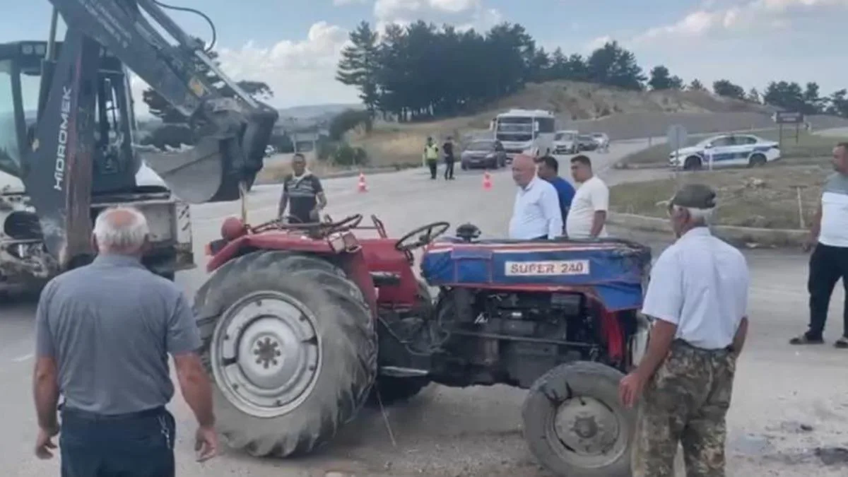 İnegöl’de Traktör ve Otomobil Çarpıştı: 3 Yaralı!