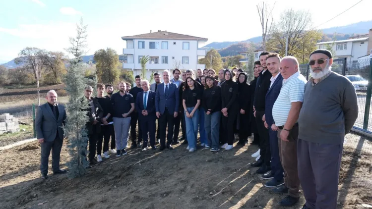 İnegöllü Gençler Orman İçin 32 Fidan Dikti