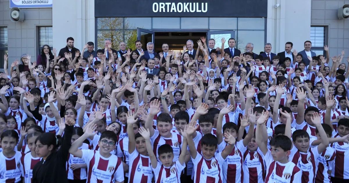 İnegölspor’dan 60 Bin Öğrenciye Forma Dağıtımı!