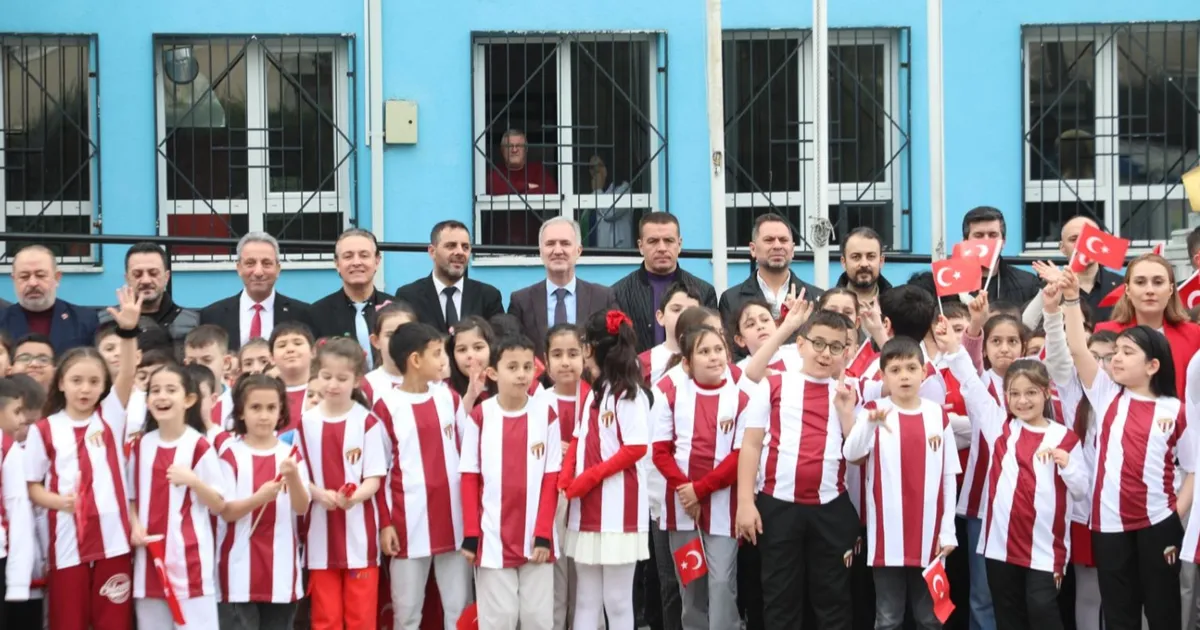 İnegölspor’dan Öğrencilere Forma Hediye Projesi