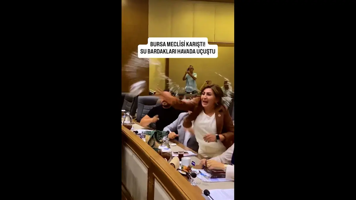 AK Partili ismin İsmet İnönü sözleri ortalığı karıştırdı! Gergin anlar: CHP li isim su şişesi fırlattı 2