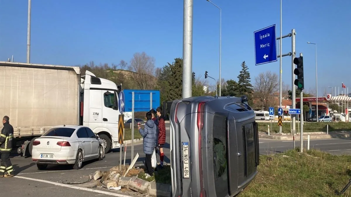 İpsala’da Trafik Kazası: Otomobil Devrildi!