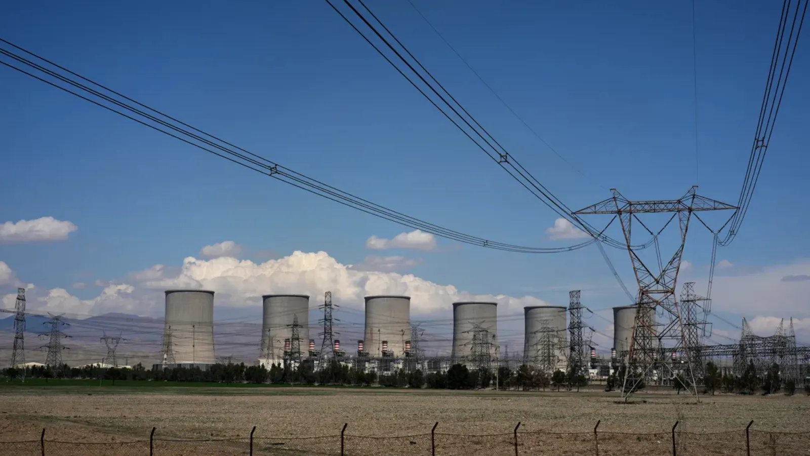Iran’da Gençler, Elektrik Santralleri İçin Toplanıyor
