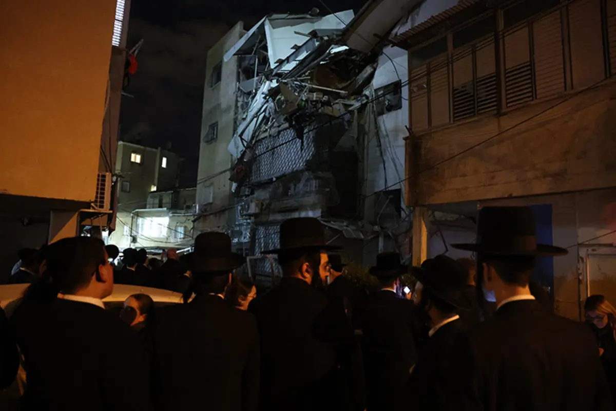 İran'ın İsrail'deki Rabin Elektrik Santrali çevresinden dumanlar yükseliyor