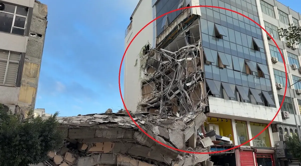 Facianın eşiğinden dönüldü: Bina çöktü, caddeye savruldu! Anne ile kızı son anda kurtuldu 7