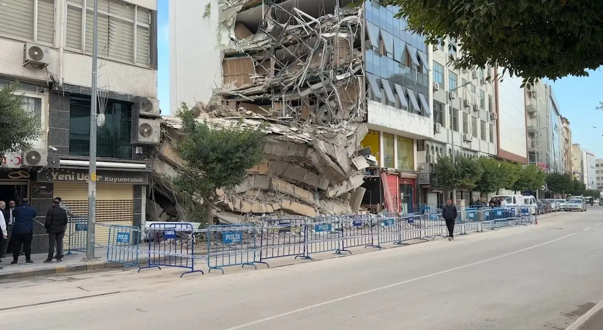 Facianın eşiğinden dönüldü: Bina çöktü, caddeye savruldu! Anne ile kızı son anda kurtuldu 9