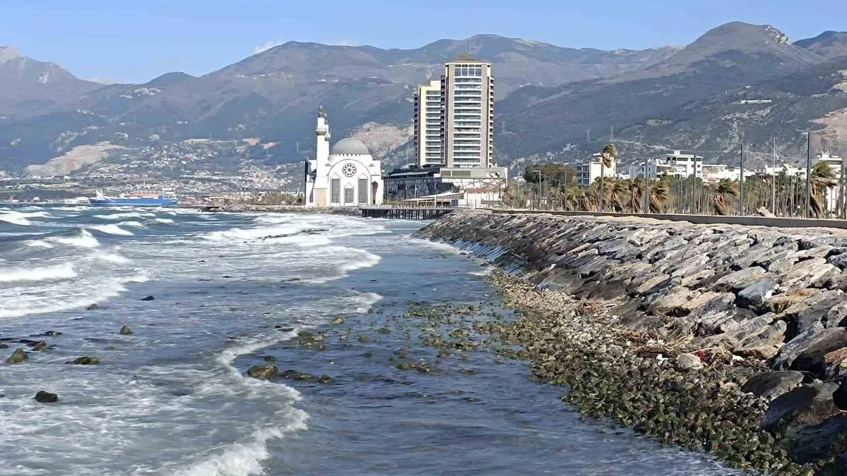 İskenderun’da Fırtına: Deniz 30 Metre Çekildi!