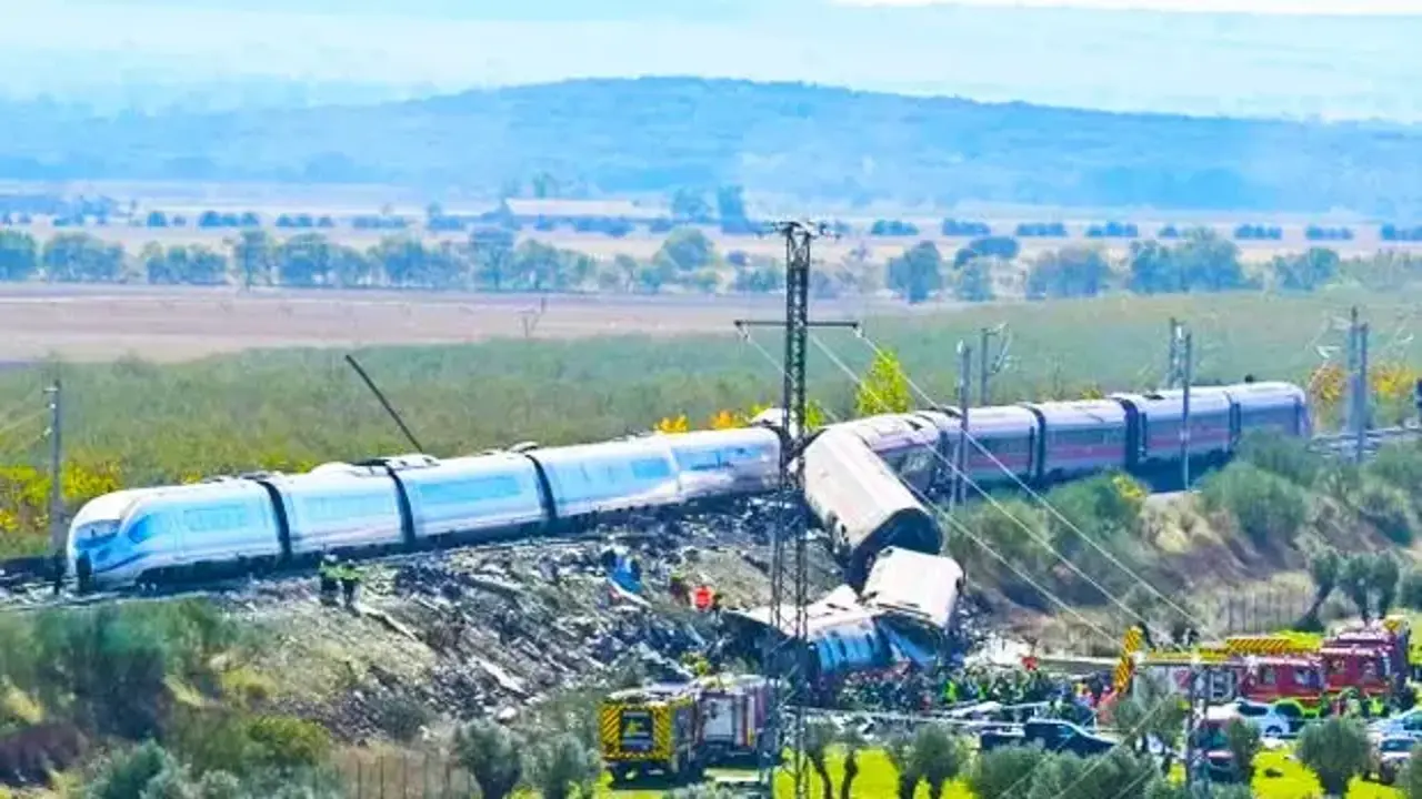 İspanya'daki hızlı tren faciasında korkunç hata: Önümdeki 200'le gidiyor