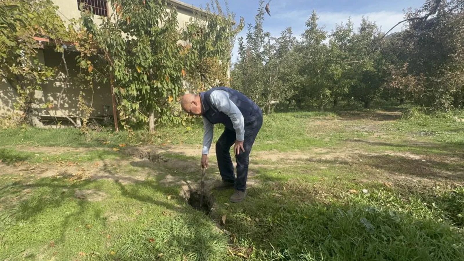 Isparta’da Elma Bahçesinde Obruk Korkusu!