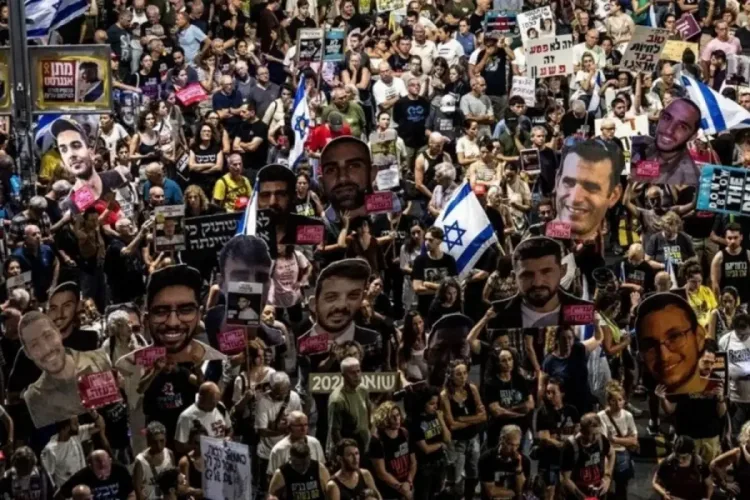 İsrail’de On Binlerce Kişi Netanyahu’yu Protesto Etti
