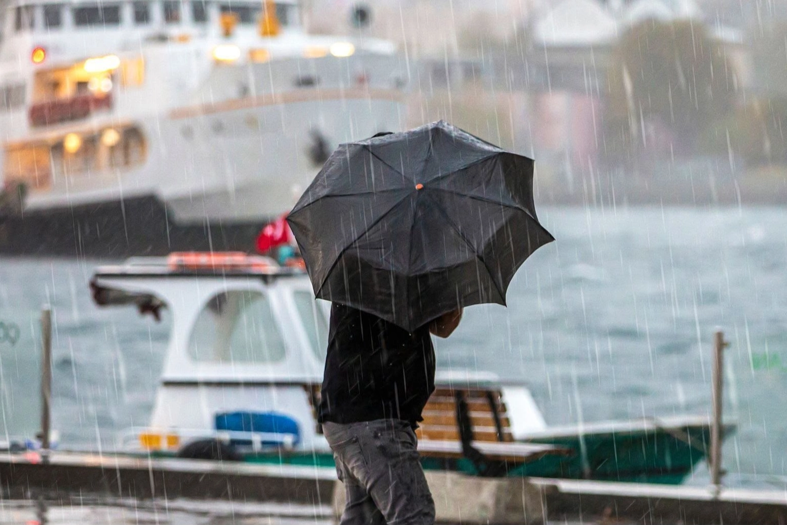 İstanbul’a Kuvvetli Fırtına ve Sağanak Uyarısı!