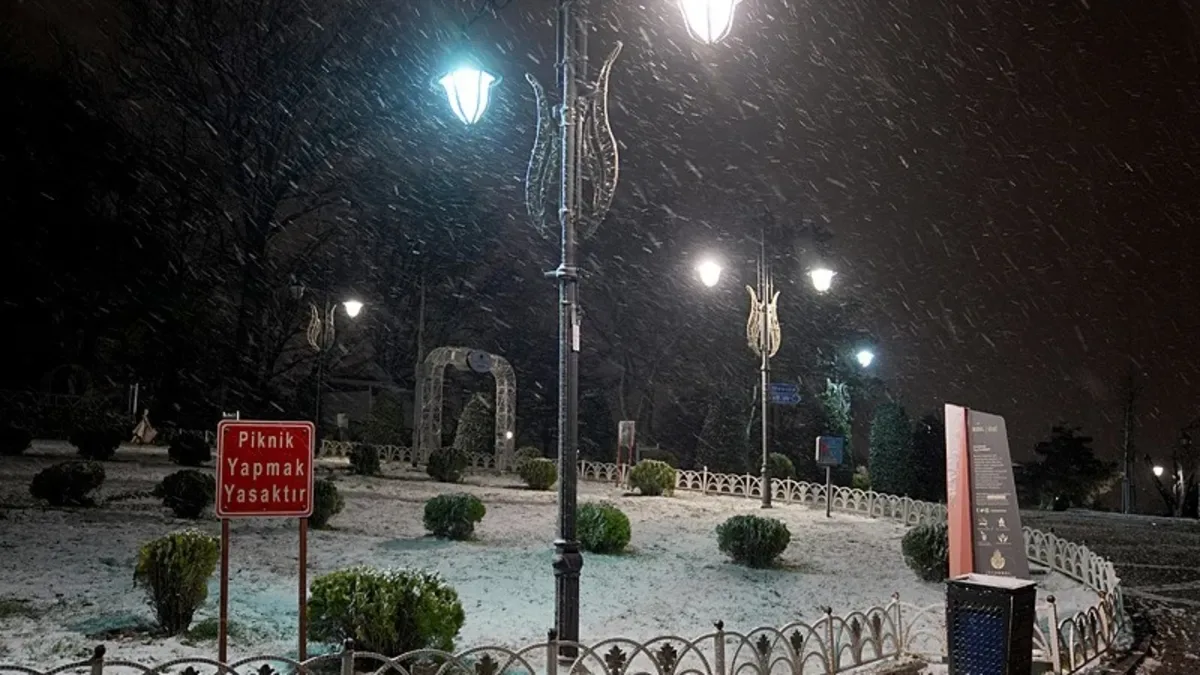 İstanbul Beyaza Büründü: Kar Sevinci Yaşanıyor!