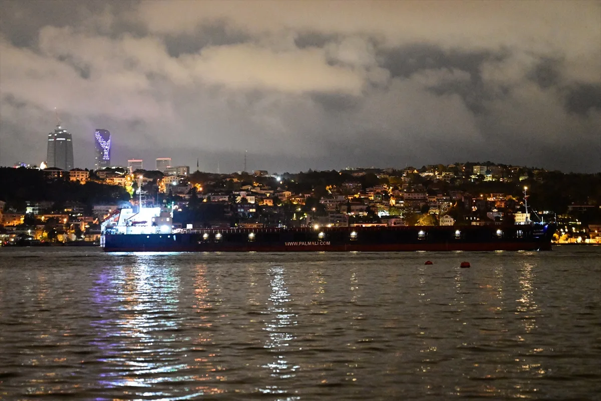 İstanbul Boğazı'nda kargo gemisi arıza yaptı, trafik durdu