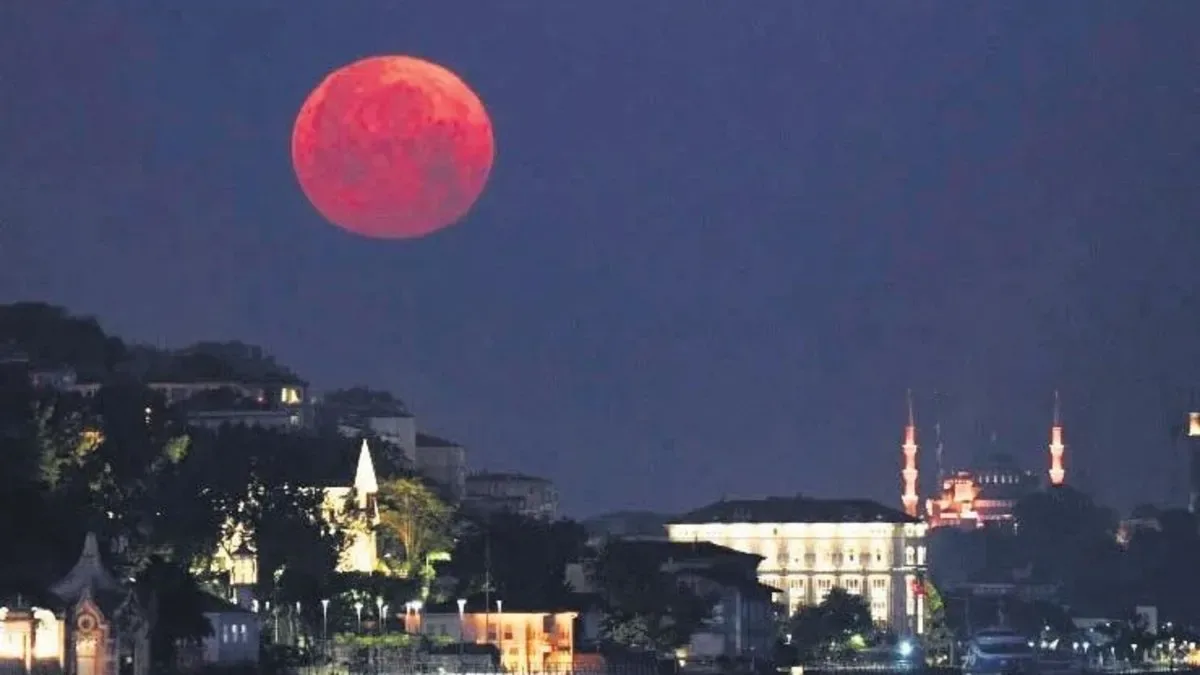 İstanbul’da 18 Yıldır Beklenen Çilek Dolunayı!