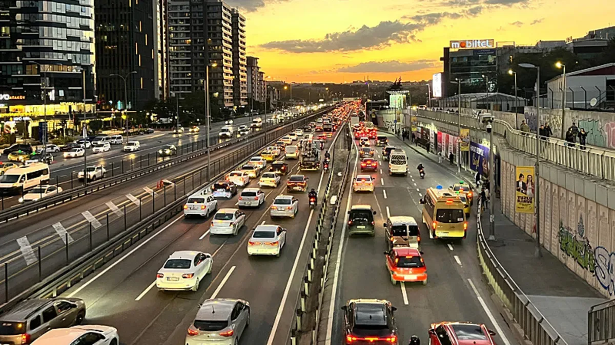 İstanbul’da Akşam Trafiği Yağmurla Zorlaştı!