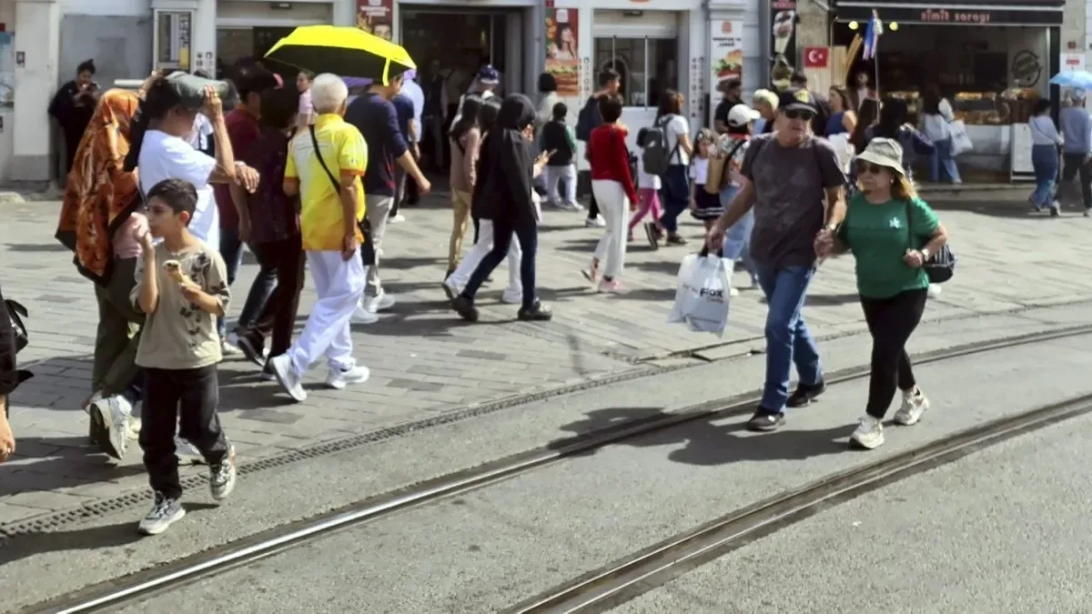 İstanbul’da Bahar Sıcakları Turistleri Bunaltıyor!