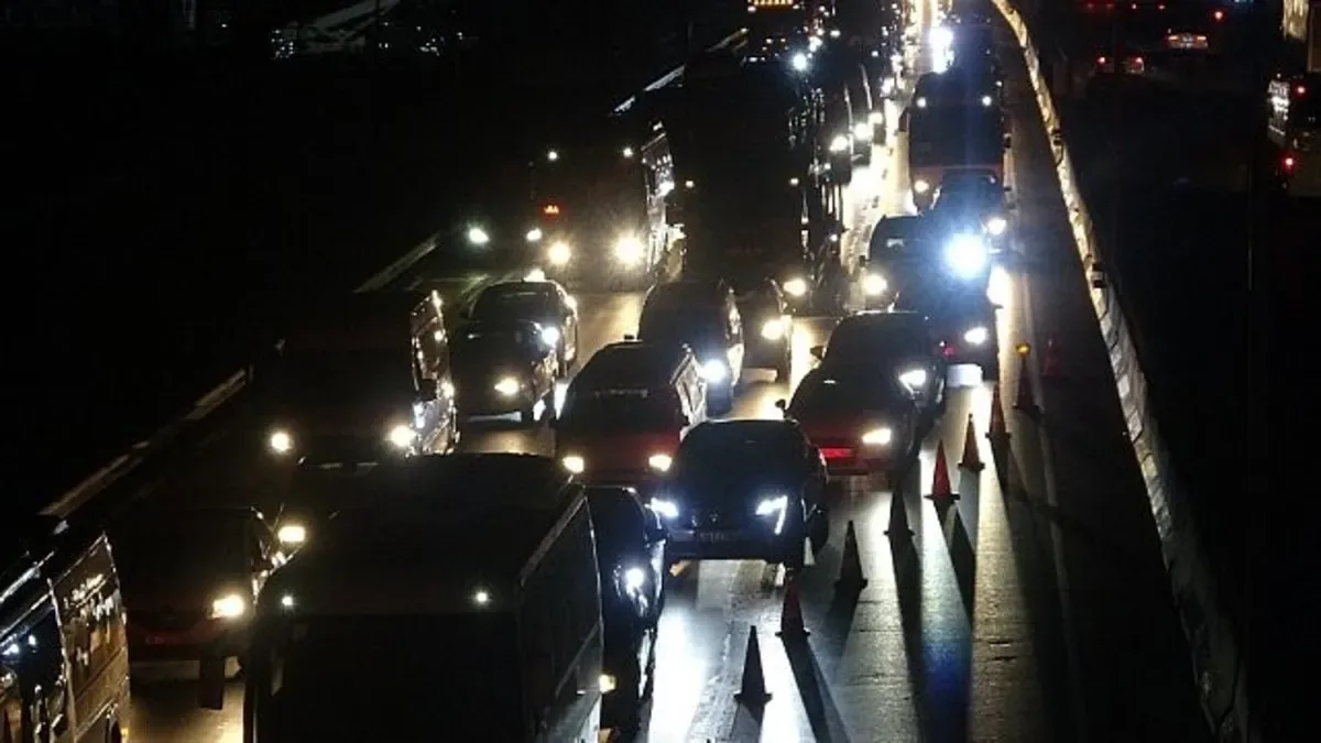 İstanbul’da Bariyere Çarpan Araçta Yaralılar Var!