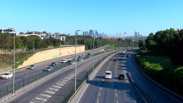 İstanbul da bayramın ilk gününde yollar boş kaldı  3