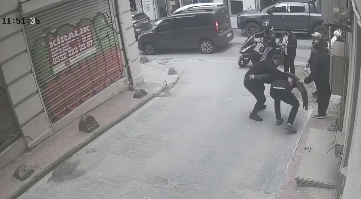 Yer: İstanbul! Yolda yürürken ölümden döndü: 7 dikiş atıldı 2