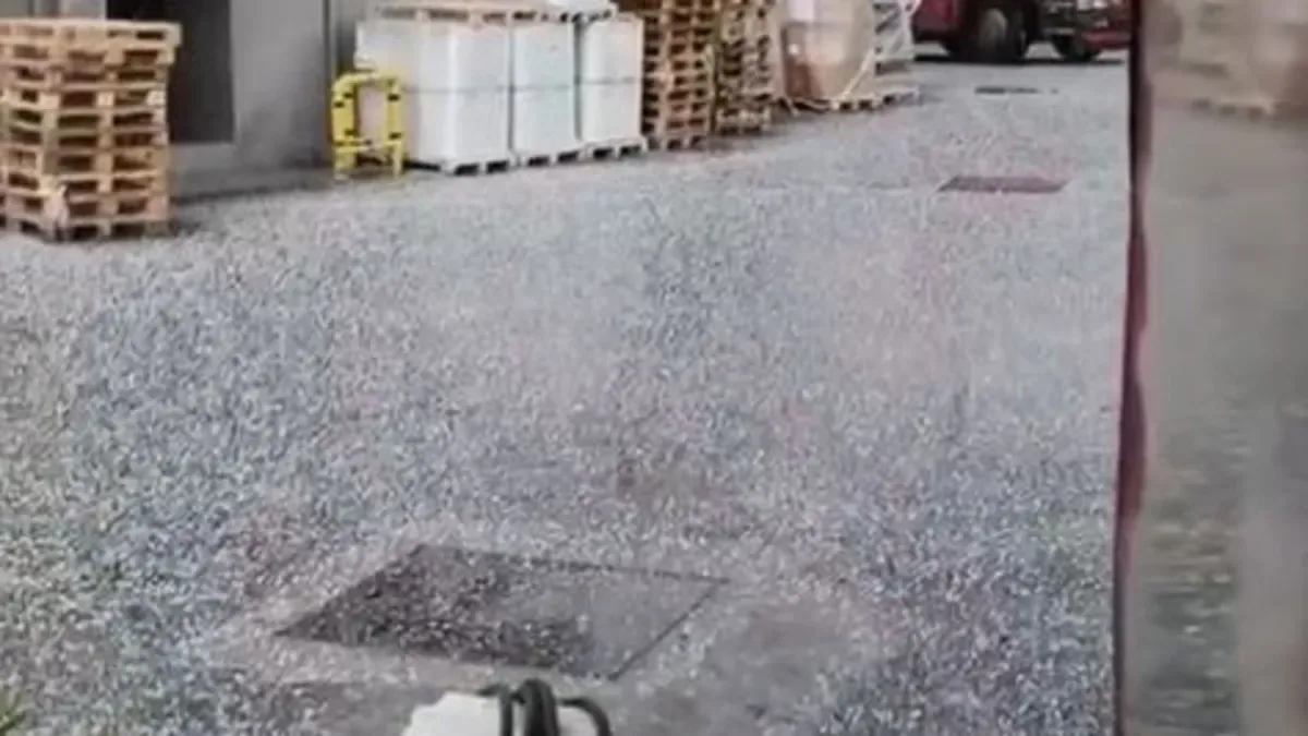 İstanbul’da Dolu Yağışı Araçları Beyaza Bürüdü!