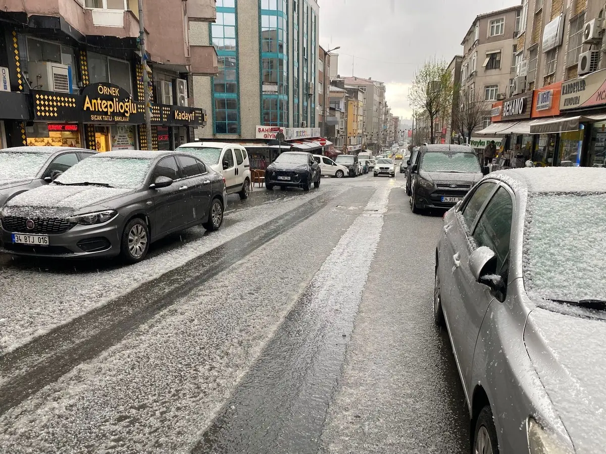 İstanbul da dolu sürprizi! Ortalık beyaza büründü 2