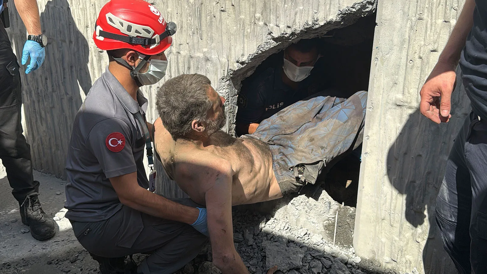 İstanbul’da Duvar Arasına Sıkışan Adam Kurtarıldı!