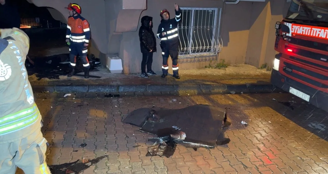 İstanbul’da Fırtına Çatıları Uçurdu, Korku Dolu Anlar!