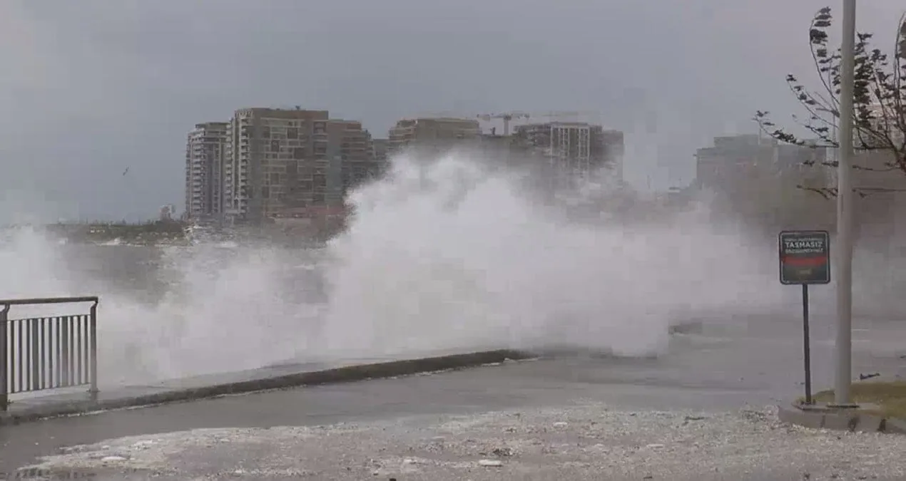İstanbul’da Fırtına: Dalgalar ve Çatılar Uçtu!