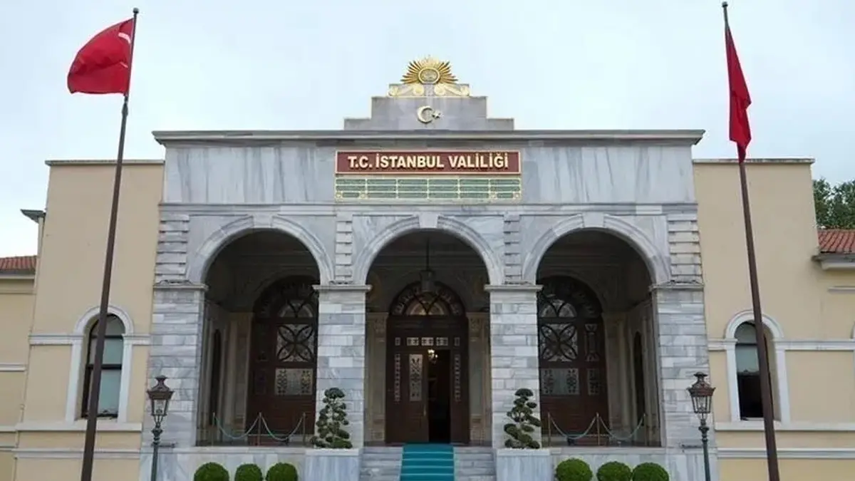 İstanbul sağanak yağışa teslim oldu: Sarıyer de onlarca araç suya gömüldü! İşte korku dolu anlar 8