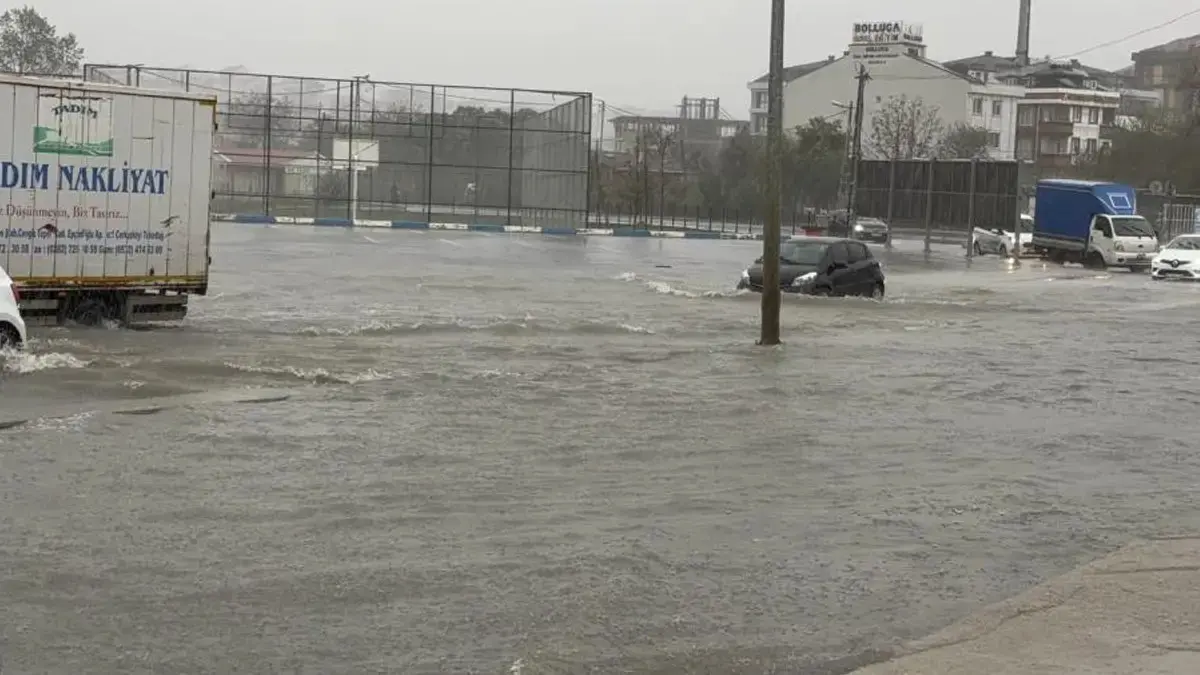 İstanbul sağanak yağışa teslim oldu: Sarıyer de onlarca araç suya gömüldü! İşte korku dolu anlar 6