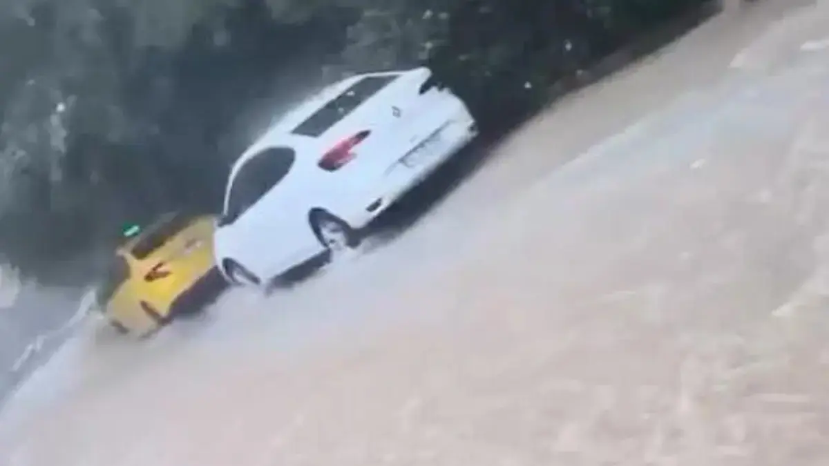 İstanbul sağanak yağışa teslim oldu: Sarıyer de onlarca araç suya gömüldü! İşte korku dolu anlar 5