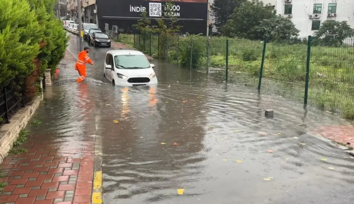 İstanbul sağanak yağışa teslim oldu: Sarıyer de onlarca araç suya gömüldü! İşte korku dolu anlar 7