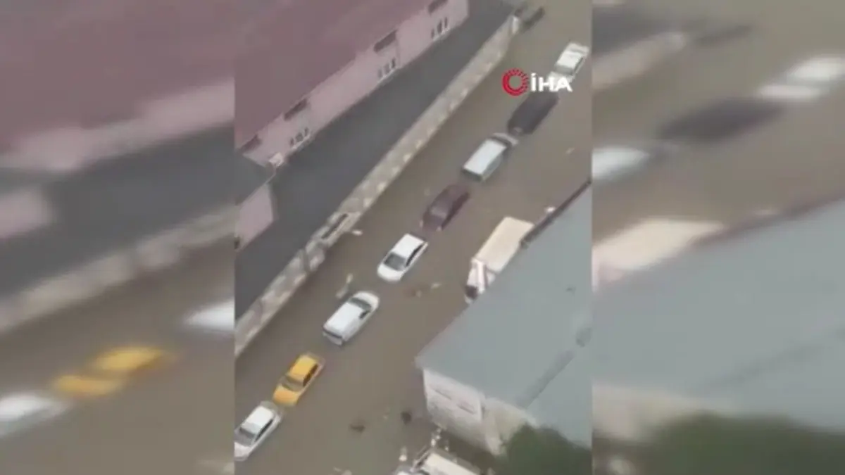İstanbul sağanak yağışa teslim oldu: Sarıyer de onlarca araç suya gömüldü! İşte korku dolu anlar 3