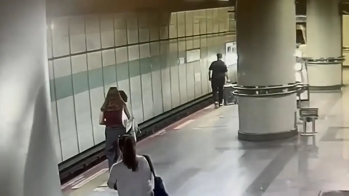 Görme engelli kişi raylara düşmüştü! Metrodaki o anların görüntüleri ortaya çıktı 2