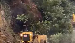 Rize’de heyelanı temizleyen iş makinesi 2. heyelandan son anda kurtuldu