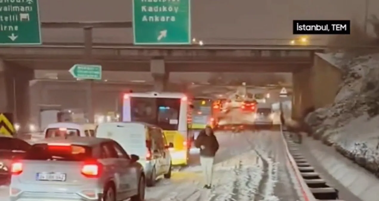 İstanbul’da Kar Yağışı Trafiği Felç Etti!