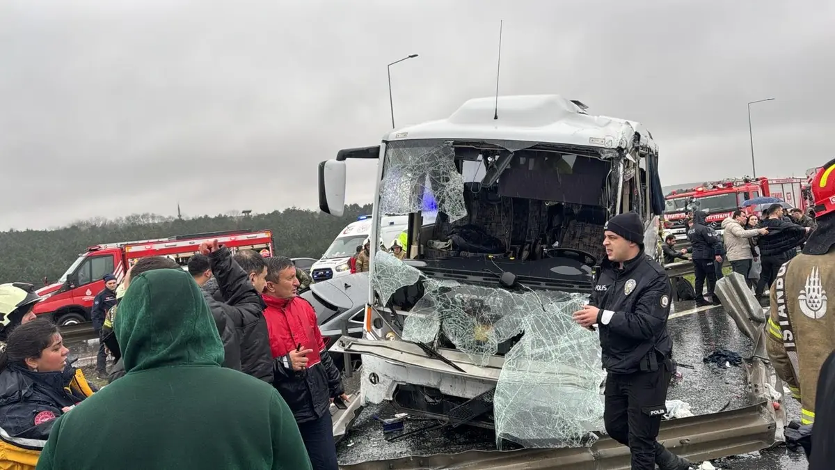 Son dakika: İstanbul da zincirleme kaza! 1 polis şehit oldu 16 polis yaralandı 2