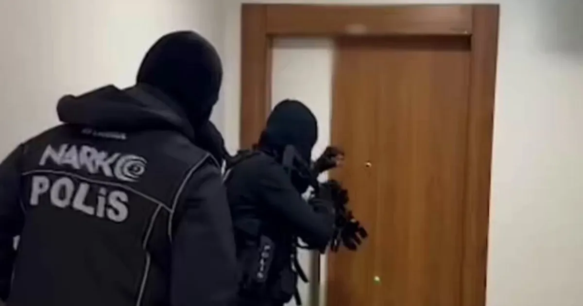 <p><strong>İstanbul’da Kırmızı Bültenle Aranan Şüpheli Yakalandı</strong></p>
