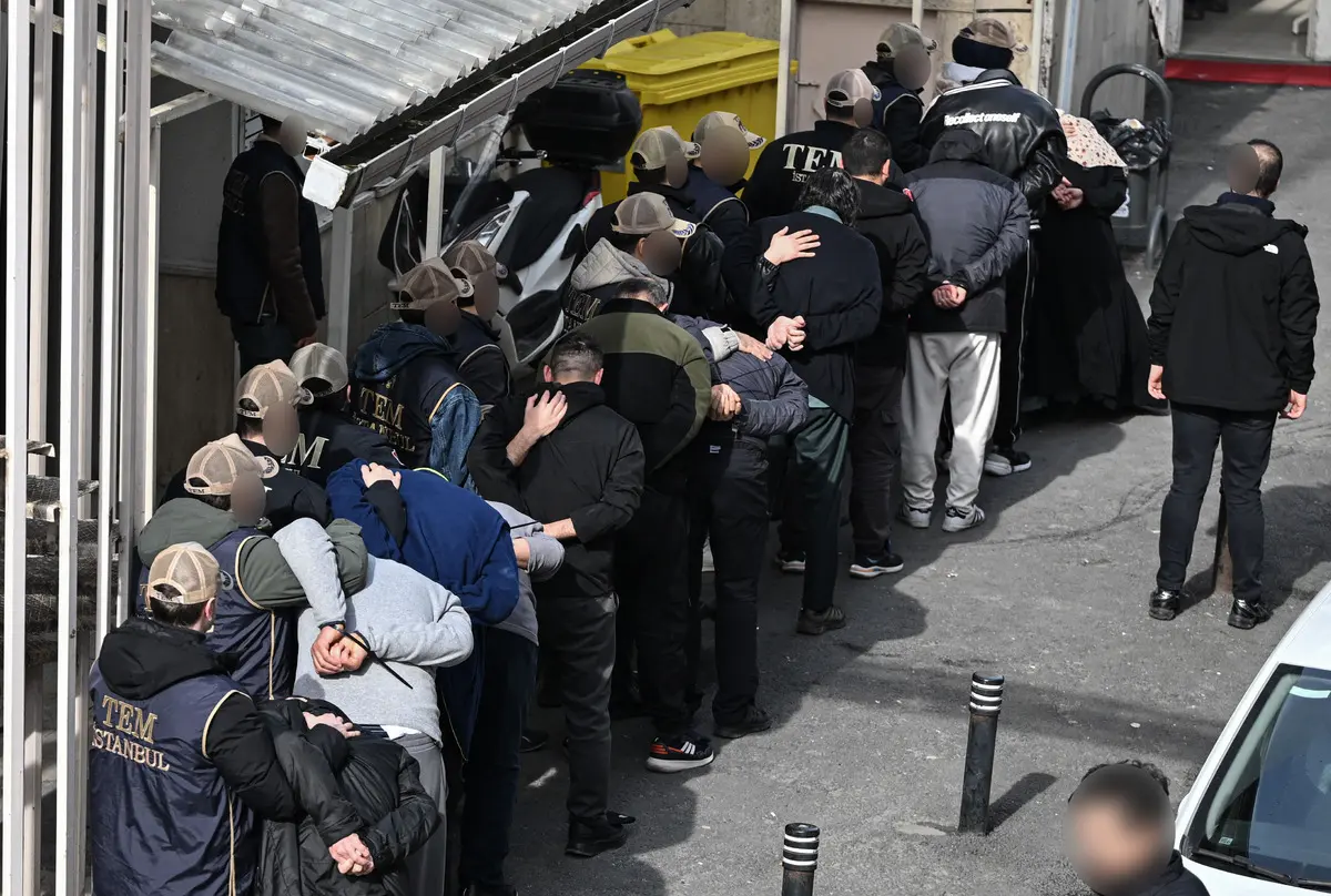 Konsolosluk önündeki saldırıda yeni gelişme: Adliyeye böyle sevk edildiler 5