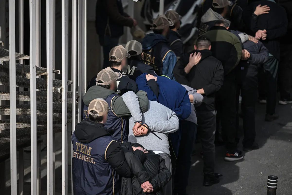 Konsolosluk önündeki saldırıda yeni gelişme: Adliyeye böyle sevk edildiler 4