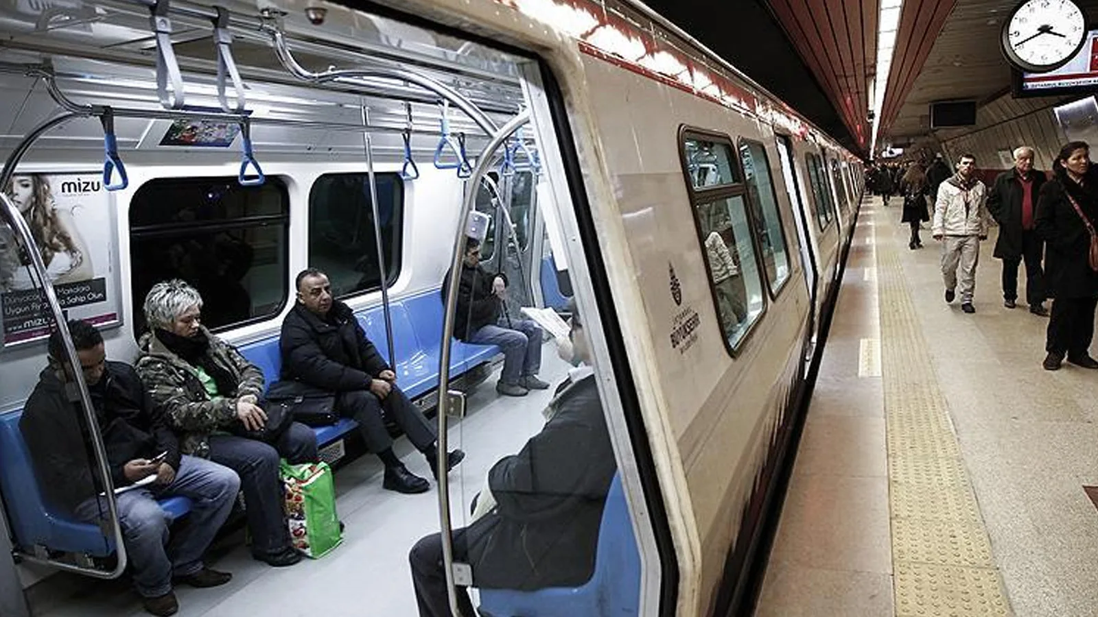 İstanbul’da Metro Çıkışları Miting İçin Kapatıldı