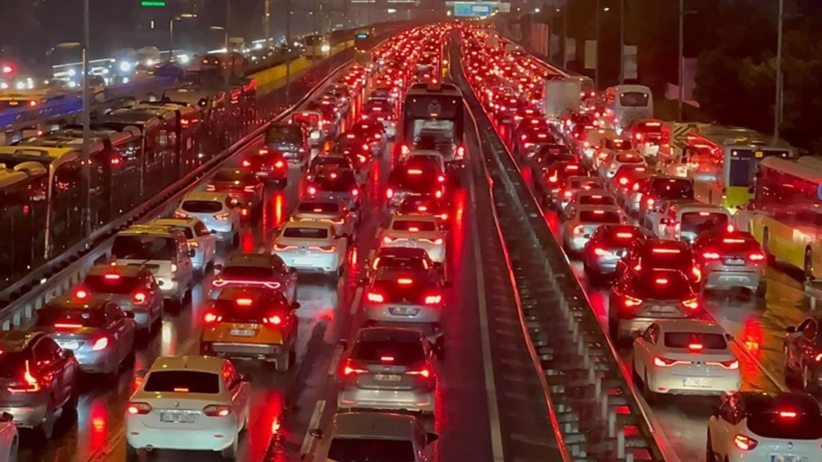 İstanbul’da Okul Açılışıyla Trafik Kilitlendi!