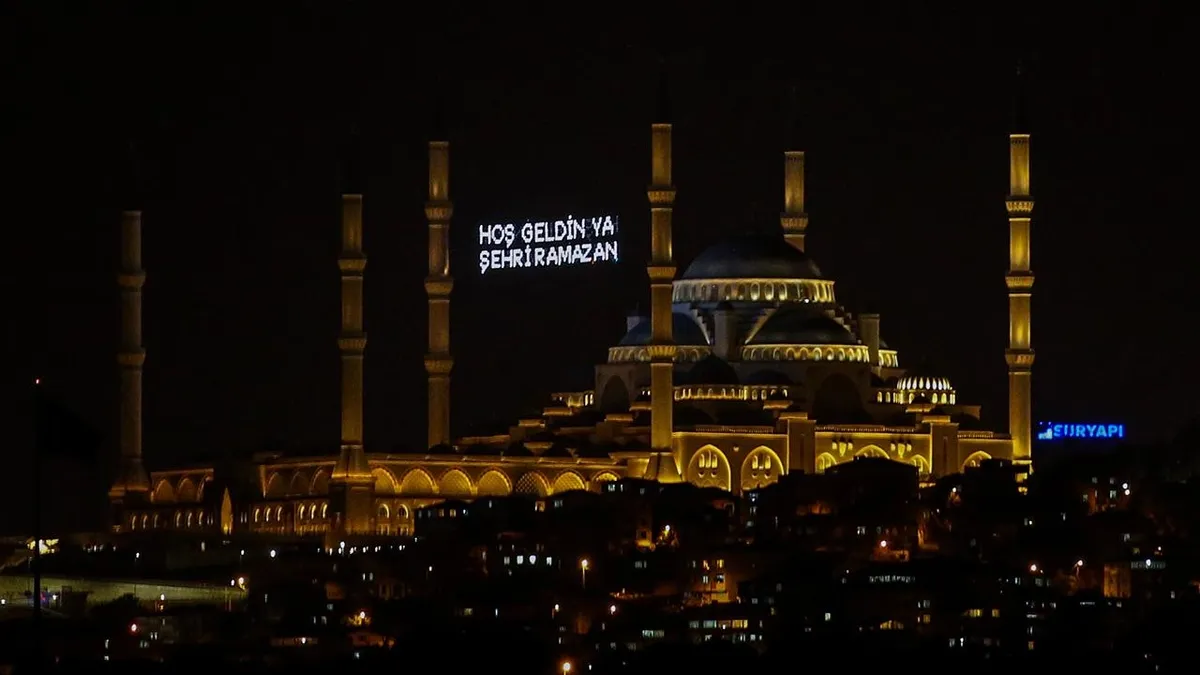 İstanbul’da Ramazan için özel ışıklandırma ve yardımlar