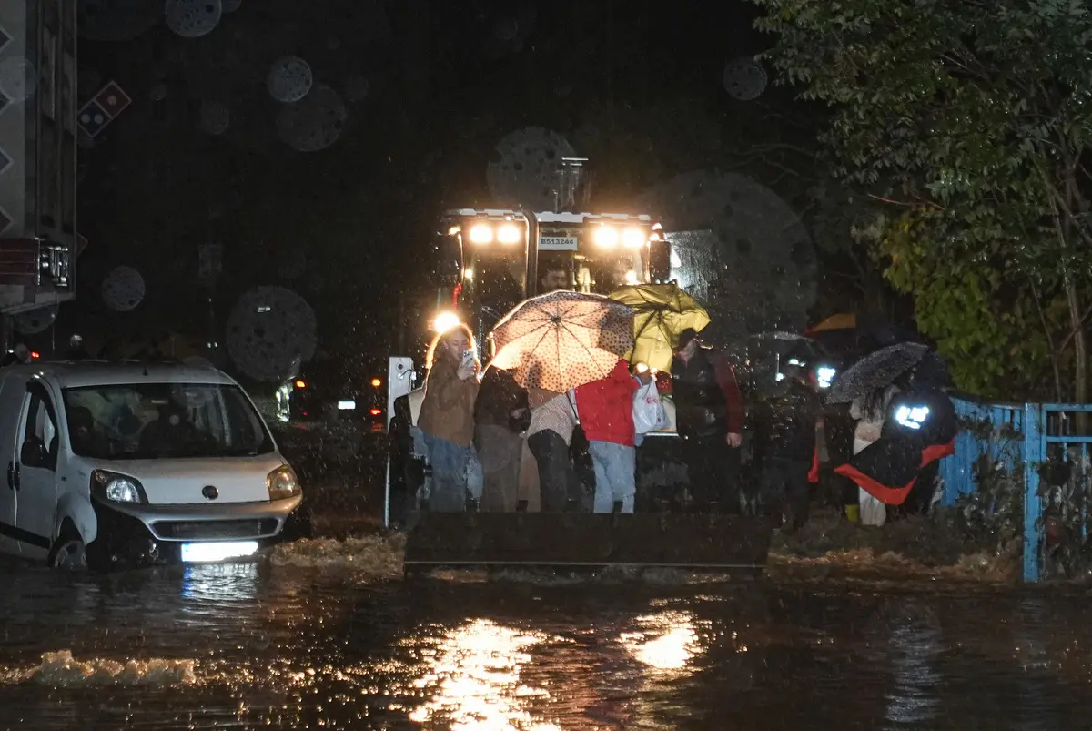 İstanbul daki kuru dere, bir anda doldu taştı! Yağmur suyu nehir gibi aktı 3