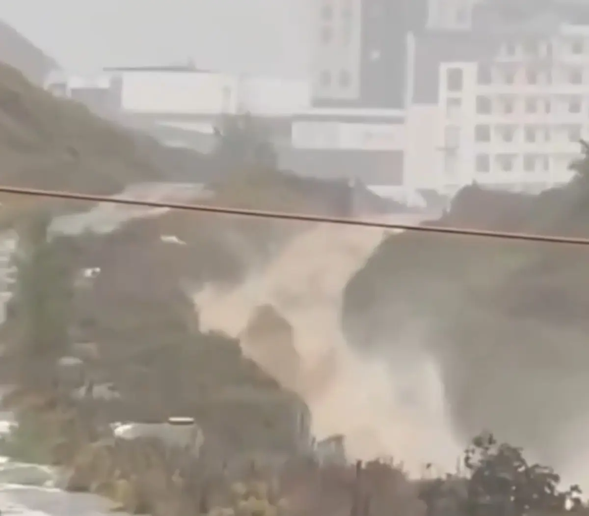 İstanbul daki kuru dere, bir anda doldu taştı! Yağmur suyu nehir gibi aktı 2