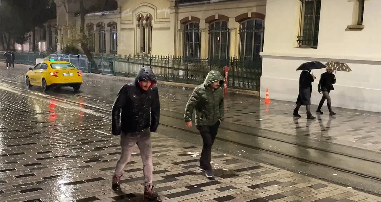 İstanbul’da Sağanak Yağış Hayatı Olumsuz Etkiledi!