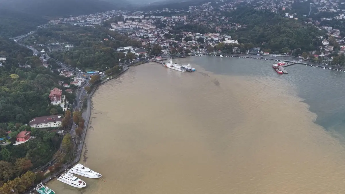 Görüntüler sağanak yağış sonrası İstanbul Boğazı'ndan! Deniz kahverengiye döndü 3