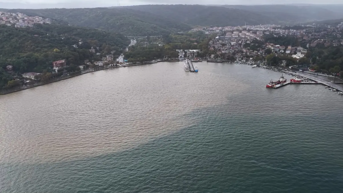 Görüntüler sağanak yağış sonrası İstanbul Boğazı'ndan! Deniz kahverengiye döndü 10