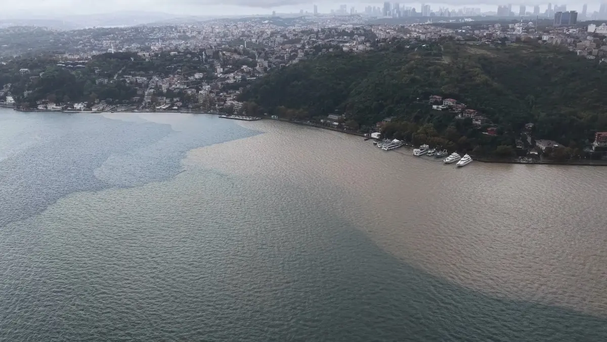 Görüntüler sağanak yağış sonrası İstanbul Boğazı'ndan! Deniz kahverengiye döndü 9